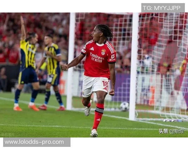 那不勒斯强势晋级足总杯三球击败本菲卡红牌事件引发全场热议